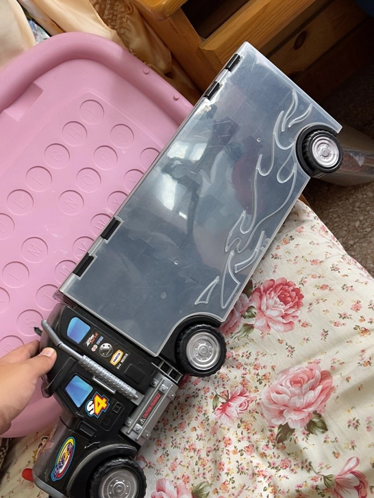 大卡车，可以装风火轮小汽车