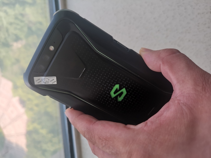 黑鲨手机，吃鸡神器，附送手柄一个，外观有使...