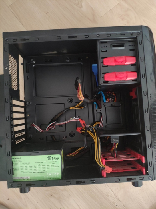 atx机箱一个。螺丝齐全。附带电源一个。