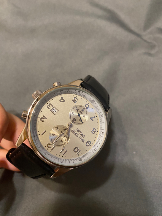 黑色手表，腕带是皮的，纯用来装饰没电了已经