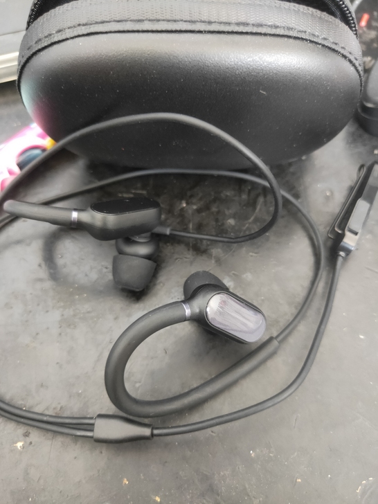 买手机送的小米蓝牙耳机，送小包包，没带过几...