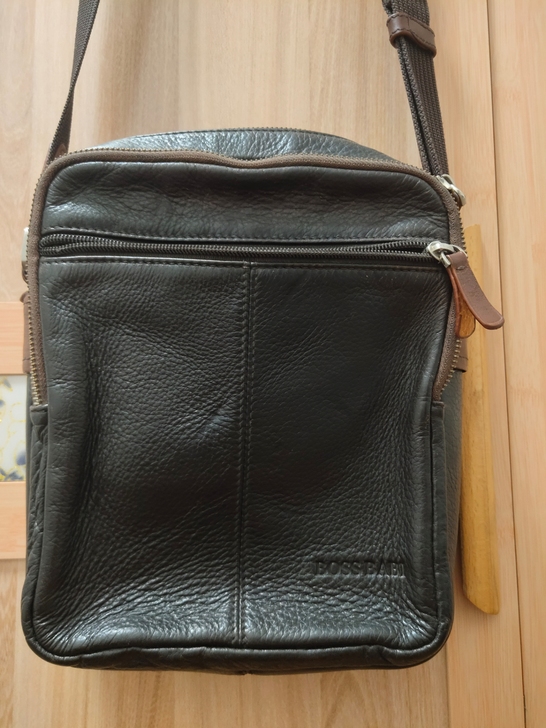男士包包，成色如图，拉链好用没啥毛病不怎么...