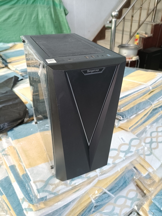 鑫谷灵致V 机箱挺小巧，成色9新，做工材质...