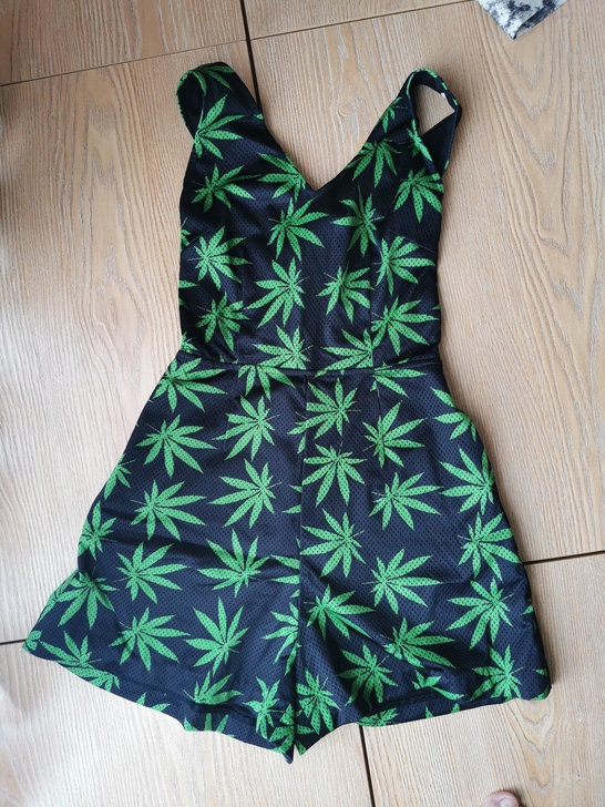欧时力连体裤~后背交叉露腰小心机~比较适合...