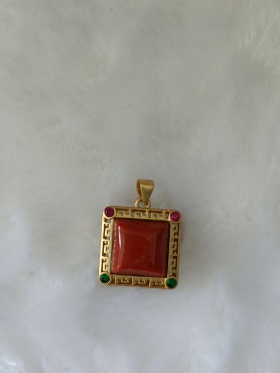 有瑕疵，见图三，喜欢的直接拍