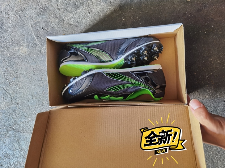 不知道什么牌子的钉鞋,39一双,41一双,...