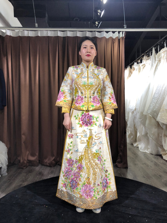 秀禾服 金色L码 只试穿过 几乎全新 一直...