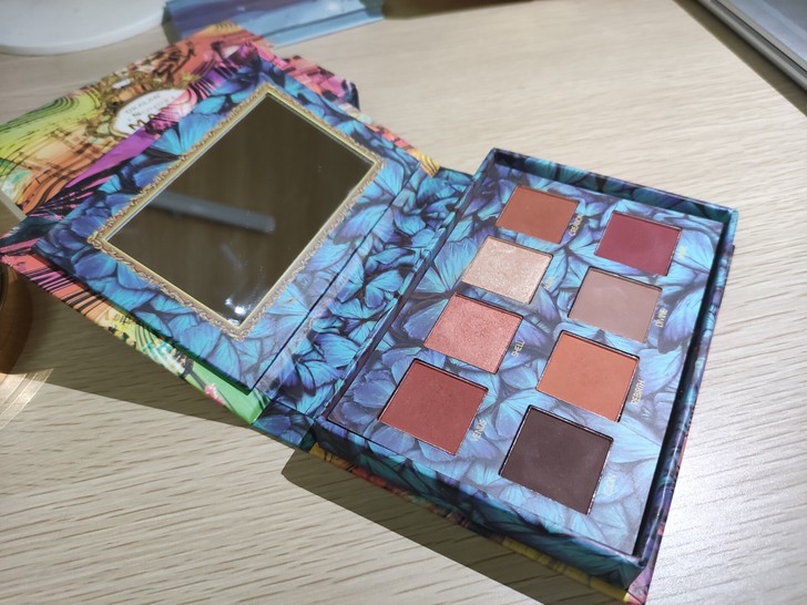 okalan绝代芳华眼影盘，有轻微使用痕迹...