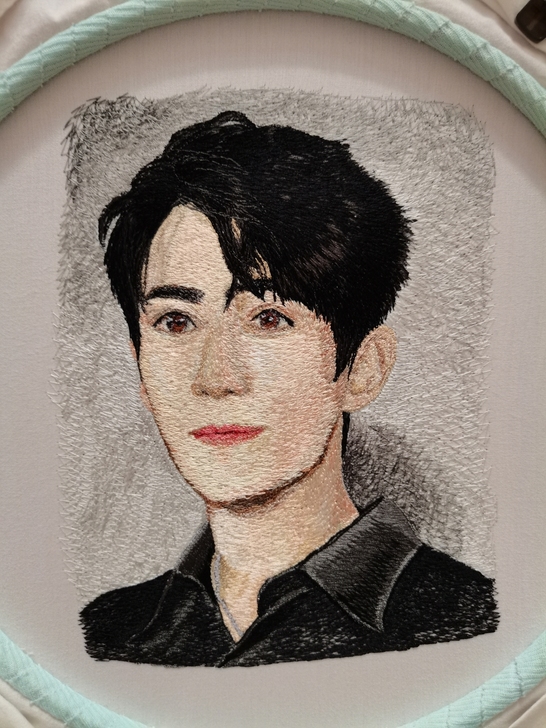 手推绣人像刺绣画