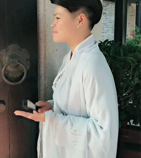 出三套汉服下裙，穿过一次炸街，退坑了，重回...