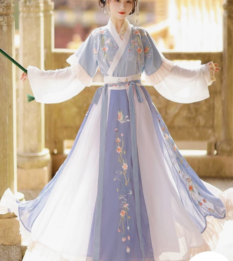 出一套汉服，妃亦坊，没穿过全新 感兴趣的话...