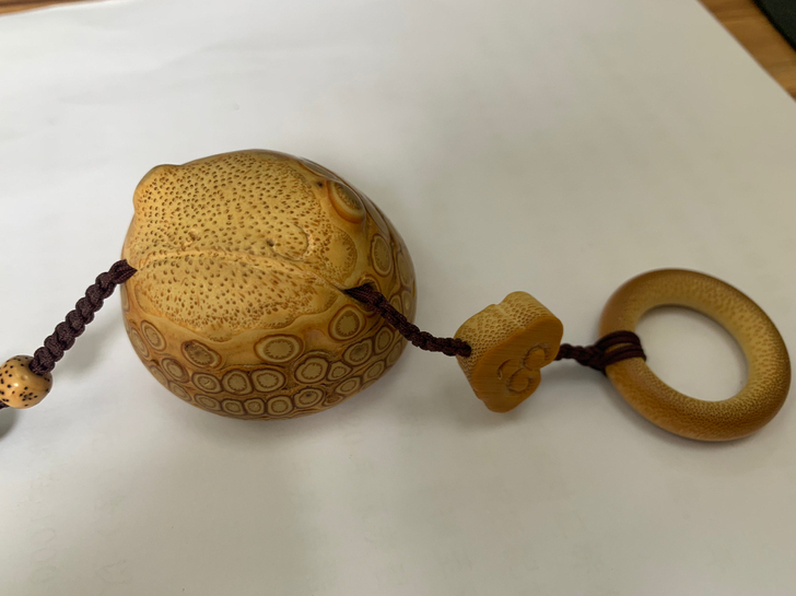 竹根雕三脚金蟾，购买三年，上手少，闲置出售...