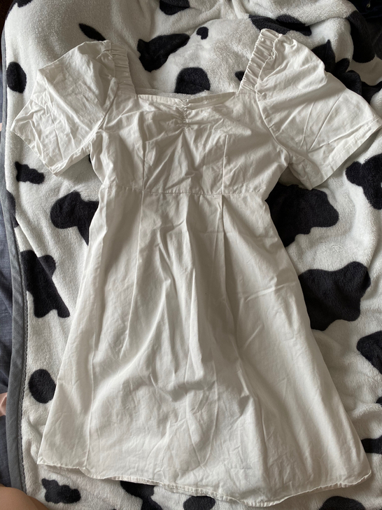 连衣裙，有点邹，但是没穿过，里面可能有点灰...