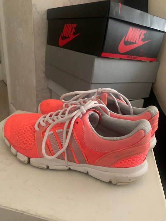 Adidas阿迪达斯女运动鞋 专柜购入 保...