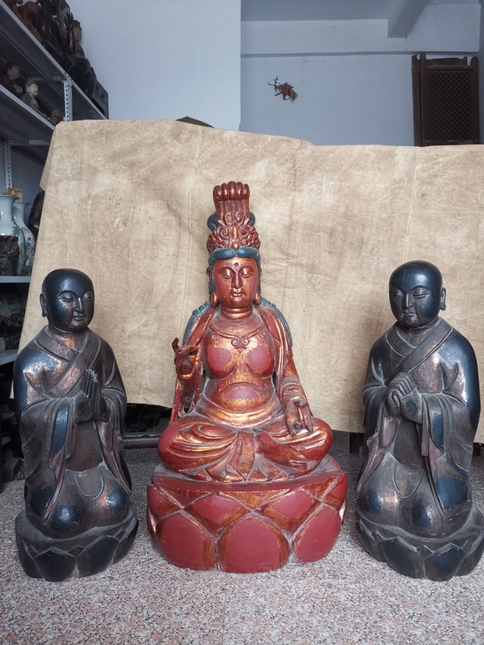 木雕坐观音菩萨带二弟子，品相如图，二手闲置...