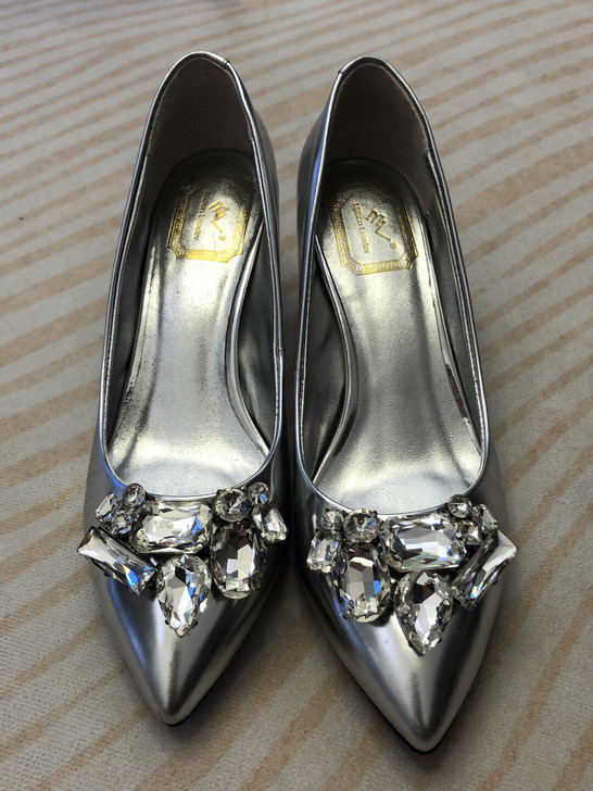 银色钻石尖头低跟鞋