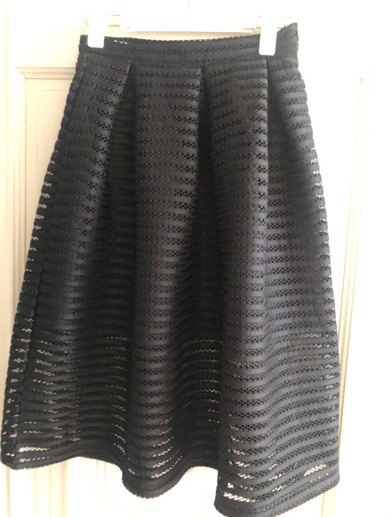 到膝盖位置，蓬蓬裙很好搭