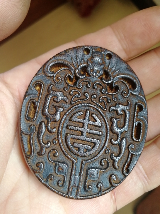 疑似竹根雕或角雕,双面雕刻,两面花纹一样。...