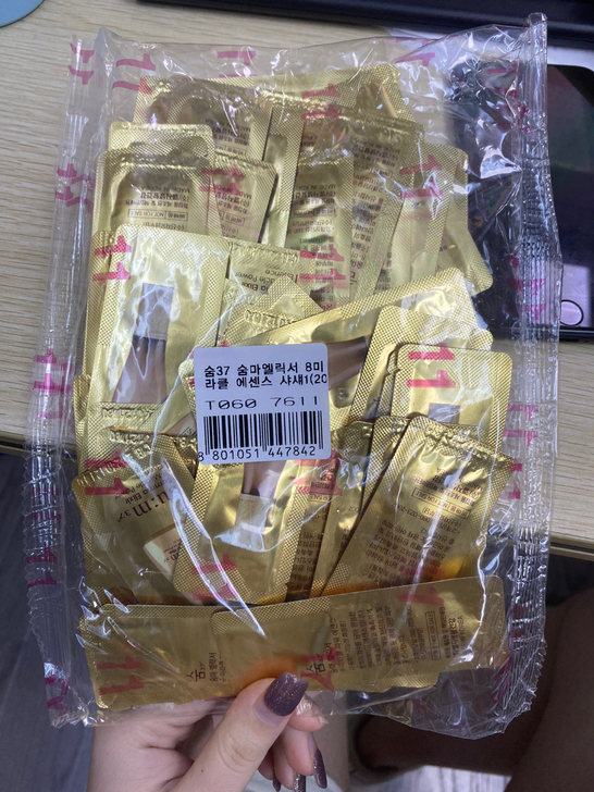 呼吸罗马8秒精华。修复皮肤再生。功课可小红...