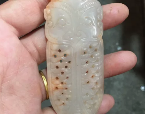 和田玉镂空蝉，雕工精湛包桨润泽，玉质油润细...
