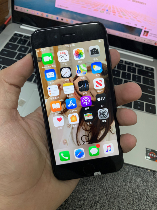 苹果 iPhones8代，黑色 。  64g