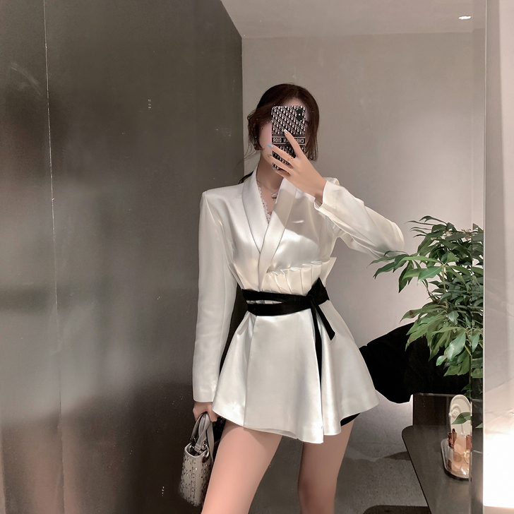 ByYou 春季白色气质收腰缎面西装连衣裙...