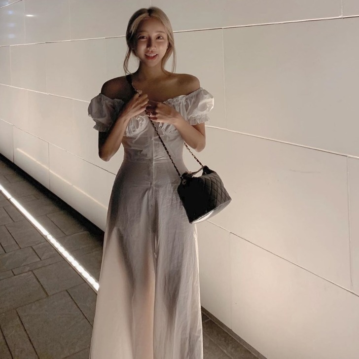 敲显瘦显高甜欲风白色连衣裙韩ins一字露肩...