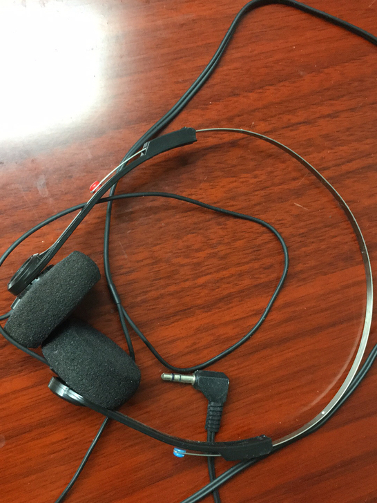 公司统一购买的耳机，年代久远，闲置，在仓库...