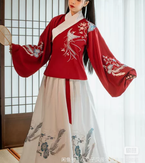 退坑三折出艺缕明制汉服， 七成新，有一点穿...