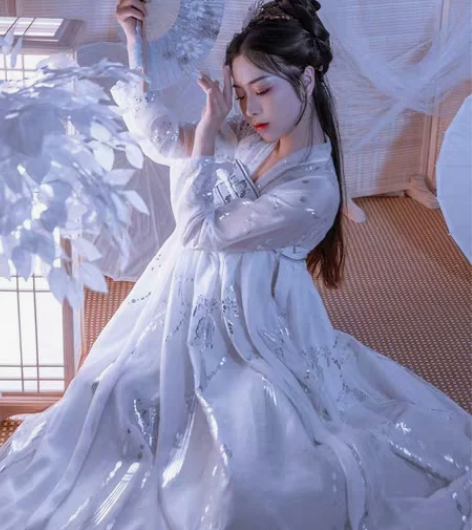 艺缕白色汉服m码，全新仅试穿，飞机盒和吊牌...