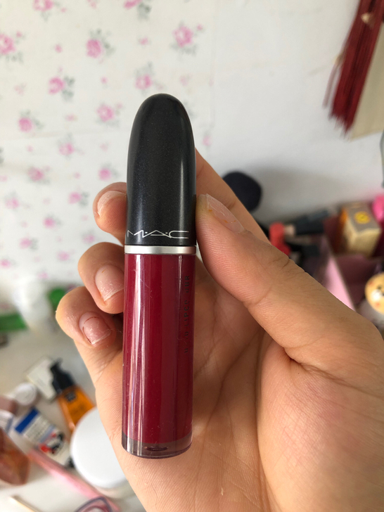 mac唇釉。可以在小红书看下试色。用过三次。