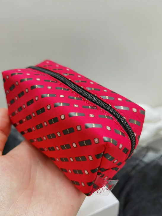 红色布艺印花小巧化妆包