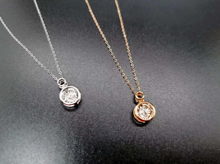 自己的项链很多,在专柜购入的钻石项链,带了...