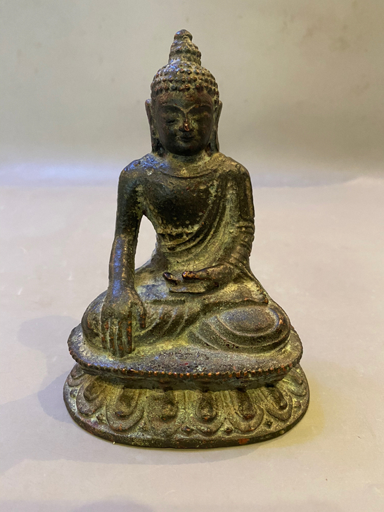 老铜佛像一尊。高13.2厘米,底座长9.9...