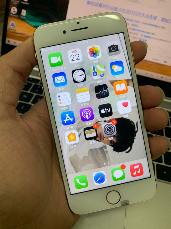 苹果 iPhone8代，金色 。  64g