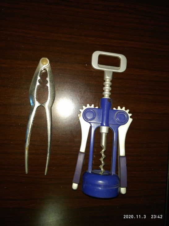 闲置核桃夹子和红酒开瓶器，九成新，有需要的...