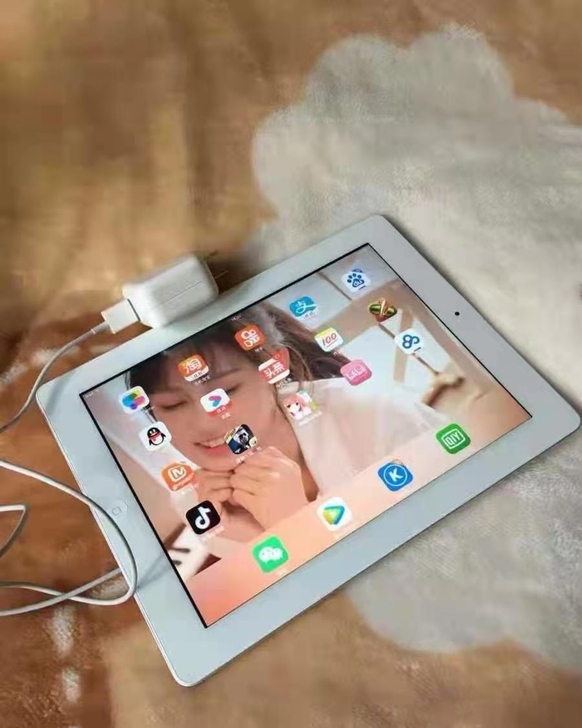 学习用的苹果平板电脑iPad九成新高清看电...
