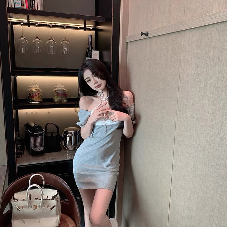 OKMA 设计感挂脖吊带连衣裙女夏季拼接假...