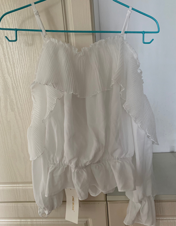 one more一字肩白色吊带雪纺衫有吊牌...