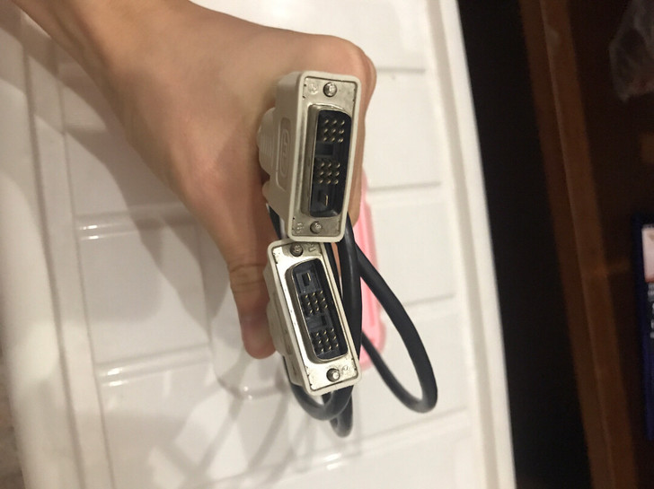 LG显示器自带DVI线，D型，长约1m，不...