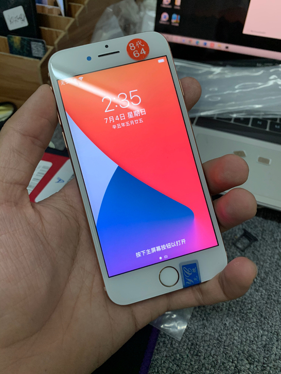 苹果 iPhone8代,金色 。 64g