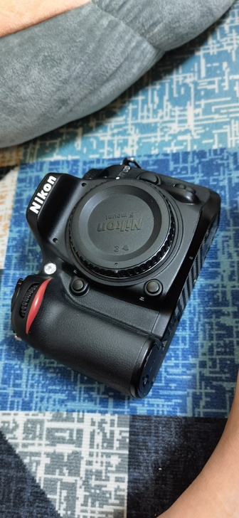 尼康D7100单反相机。