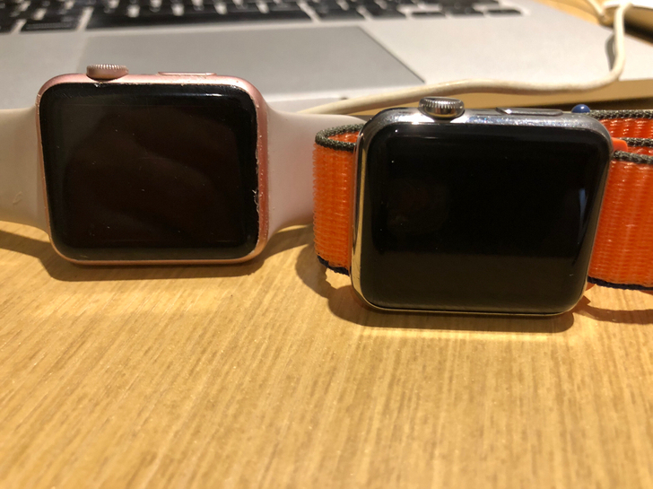 出两只Apple Watch初代42毫米玫...