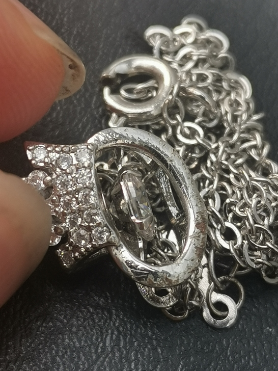 在欢乐谷玩的时候 捡的s925  银色砖石...