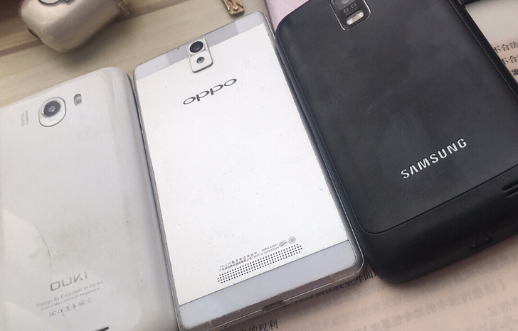 出三部手机，oppo还可以开机，三星和另外...