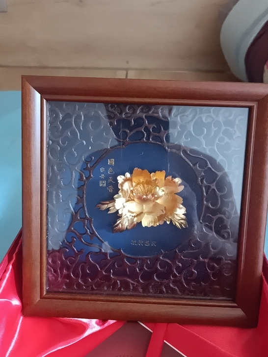 国色天香,金箔工艺品。