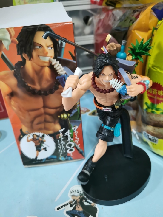 艾斯奔跑手办     买多了闲置！