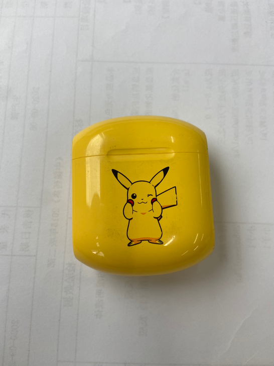 漫步者皮卡丘耳机充电仓,耳机已出,外部有划...