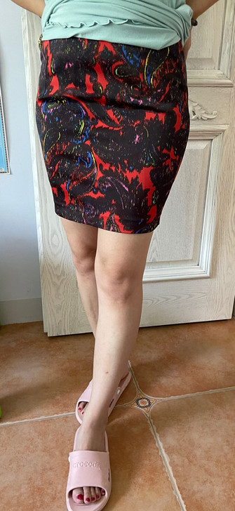 银座商场专柜购买的半身铅笔裙，非常漂亮，奈...