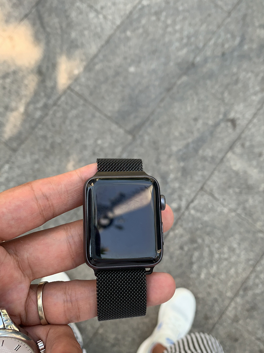 2代42mm，一次充电两三天没问题，表盘小...
